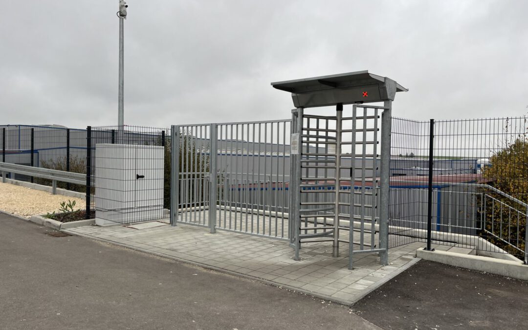 Drehkreuz mit Zaunanlage bei Pförtnergebäude